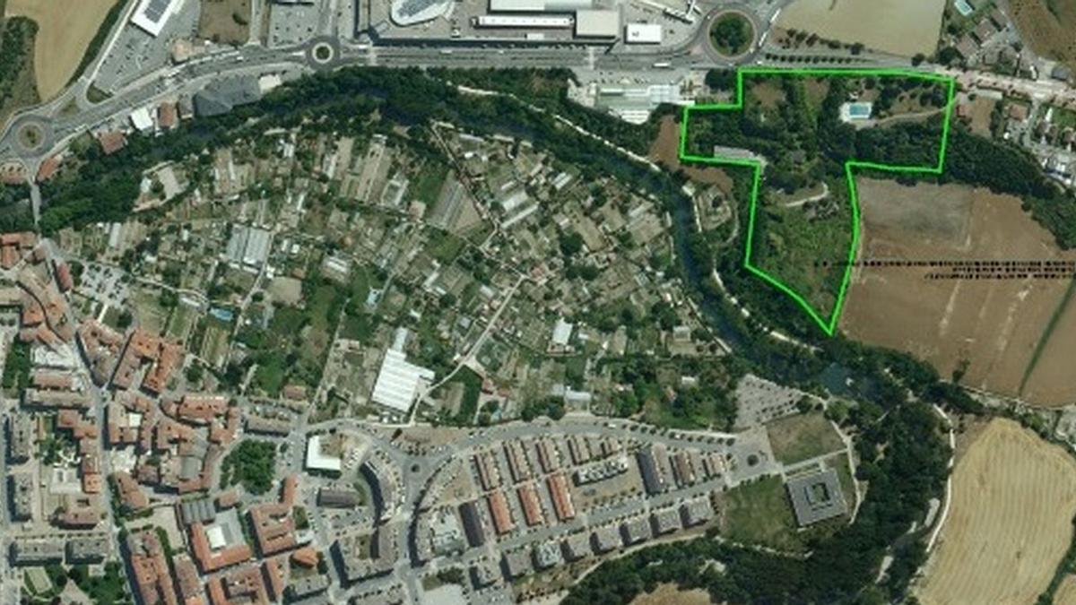 Imagen aérea de Huarte y, arriba, a la derecha, rodeado en verde, el ámbito del chalet de Orbaizeta.