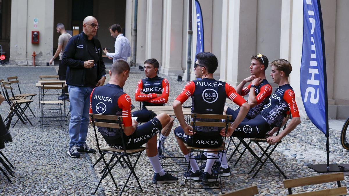 Varios ciclistas, en la presentación de La Vuelta este jueves.