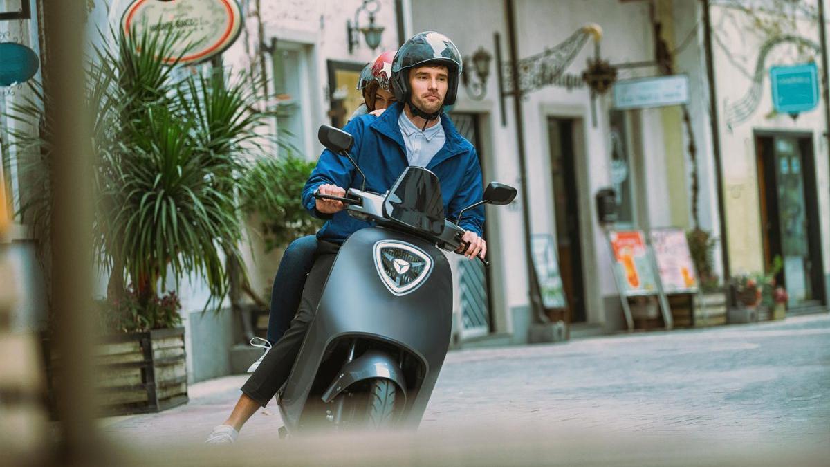 El pequeño scooter urbano eléctrico Yadea C1S PRO es un eficiente producto nacido para la ciudad y su periferia.