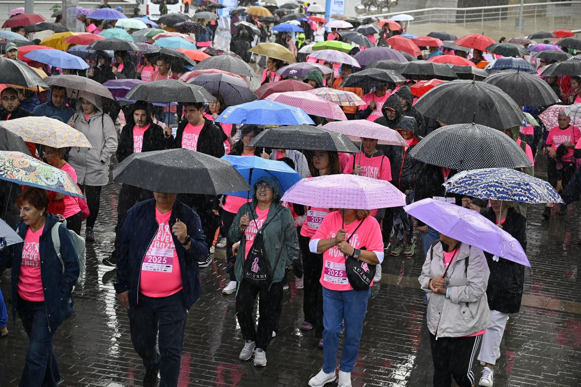En imágenes: los paraguas tiñen la marea rosa de Bilbao