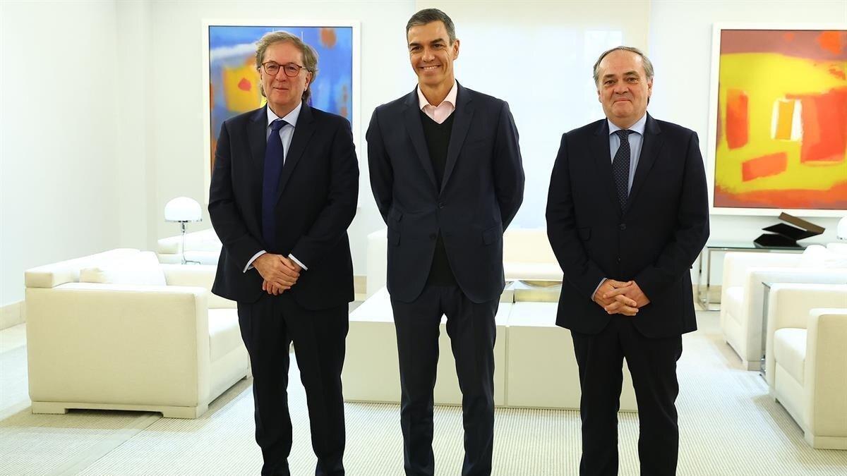 De izquierda a derecha: el vicepresidente de Sapa Placencia, Ibon Aperribay, el presidente del Gobierno, Pedro Sánchez, y el consejero delegado de Sapa Placencia, Jokin Aperribay,