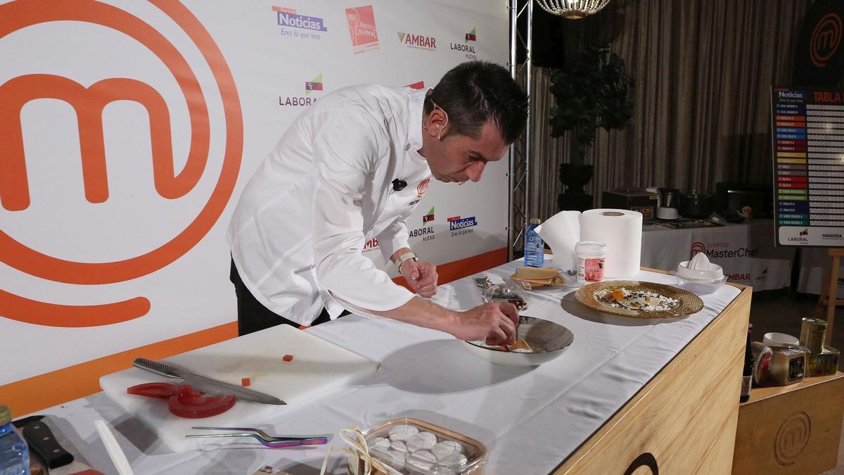 Roberto Serrano elabora un plato durante el Evento MasterChef Navarra.