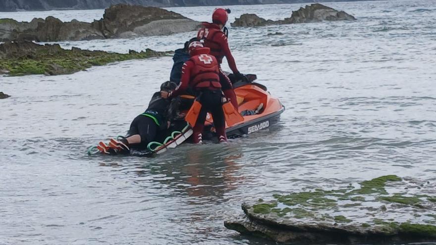 Rescatados 24 excursionistas atrapados en el Flysch de Zumaia