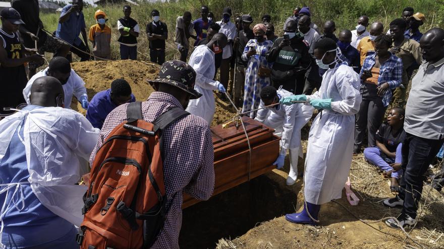La fuga de cinco casos sospechosos de ébola agrava el brote en RDC, que ya suma 344 contagios y 60 muertos