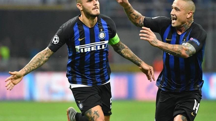 EPA2893. MILÁN (ITALIA), 18/09/2018.- El jugador del Inter de Milán Mauro Emanuel Icardi (izda) celebra el gol conseguido durante el partido del grupo B de la Liga de Campeones disputado ante el Tottenham Hotspur en el estadio Giuseppe Meazza de Milán, It