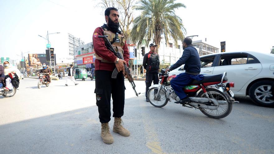 Pakistán y Afganistán intercambian ataques contra objetivos mientras prolongan la escalada