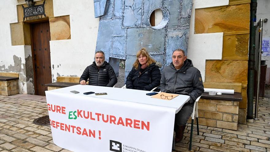 Los autores de la escultura arrojada al río de Zumaia denuncian el vandalismo hacia la "cultura vasca" y la "pasividad" del Ayuntamiento