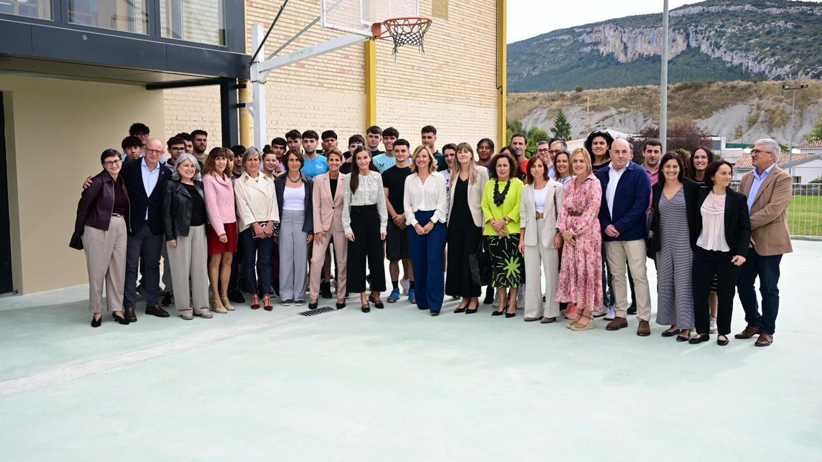 Foto de la reina con profesorado del centro.