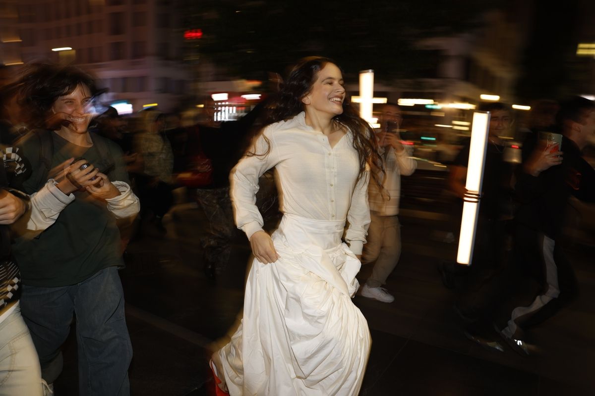 Rosalía presenta su disco en las pantallas de Callao y desaparece entre miles de fans