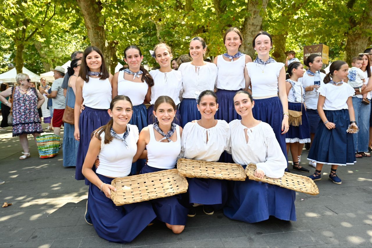 Gran ambiente en el desfile de la Euskal Jira de Irun