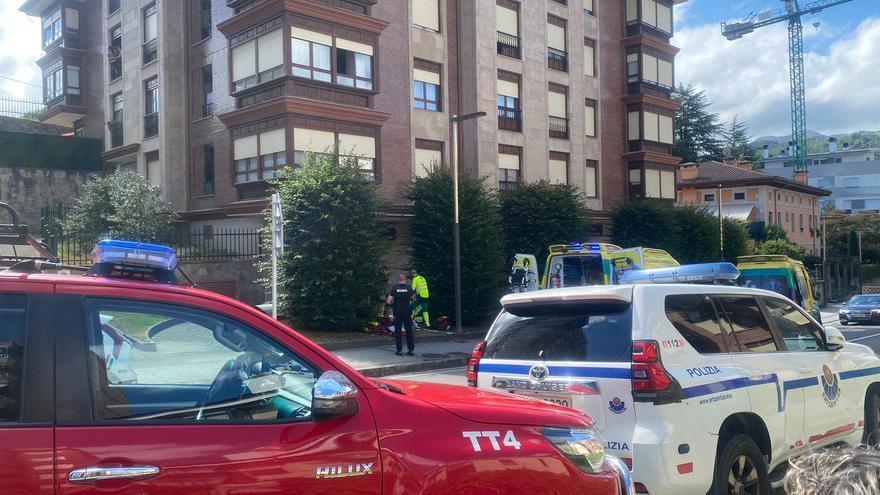 Un hombre cae de un segundo piso en Amorebieta al asomarse a la ventana
