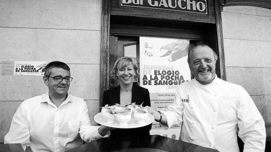 El alcalde y la concejala de cultura de Sangüesa posan junto a Jesús María Ansa.