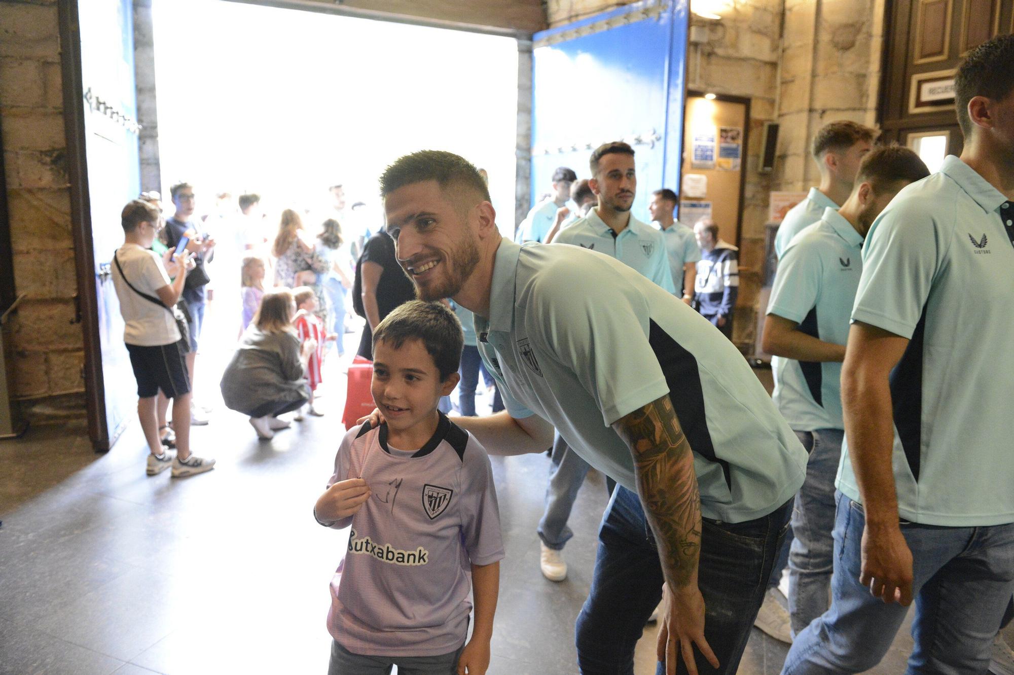 En imágenes: así ha sido la visita del Athletic a la Amatxu de Begoña