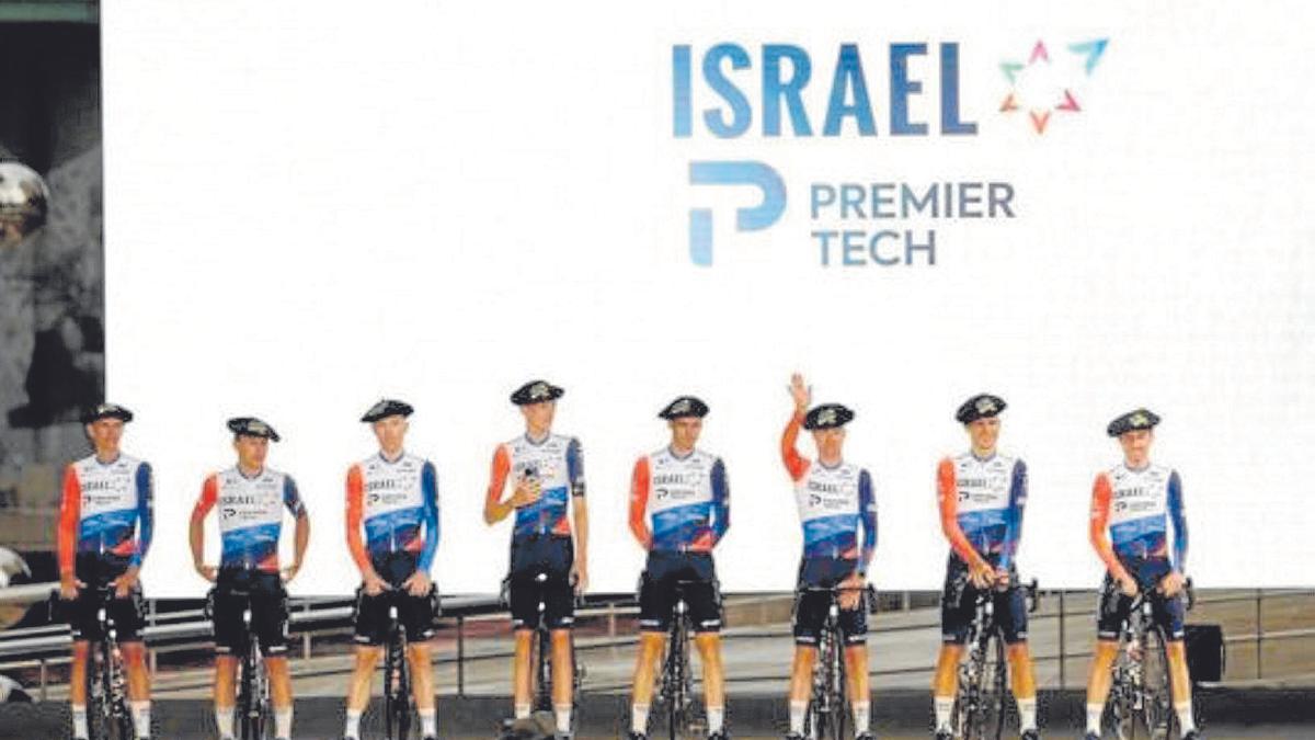 Los ciclistas del Israel Premier Tech, con txapelas en Bilbao durante la presentación del Tour de Francia 2023.
