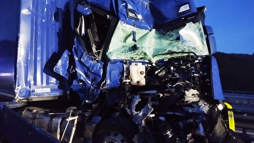 Accidente en la A-15 en Areso: al hospital tras una colisión entre dos camiones