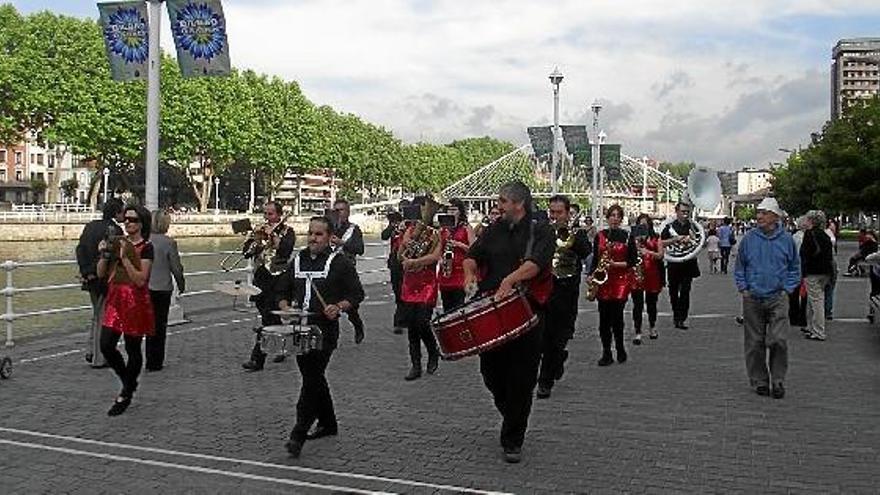 La fanfarria Sugarri es una de las encargadas habituales de animar las fiestas patronales de los municipios vizcainos.