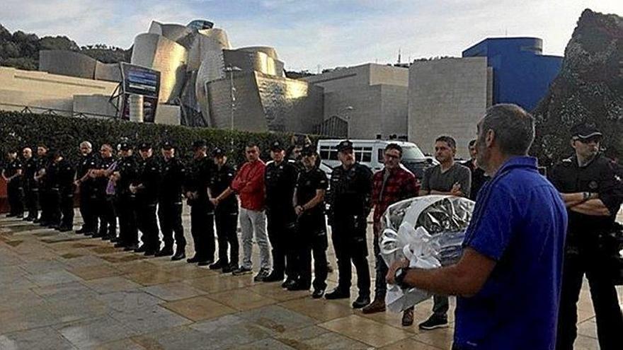 Miembros de los sindicatos ErNE y Esan recordaron ayer en Bilbao al ertzaina Txema Agirre.