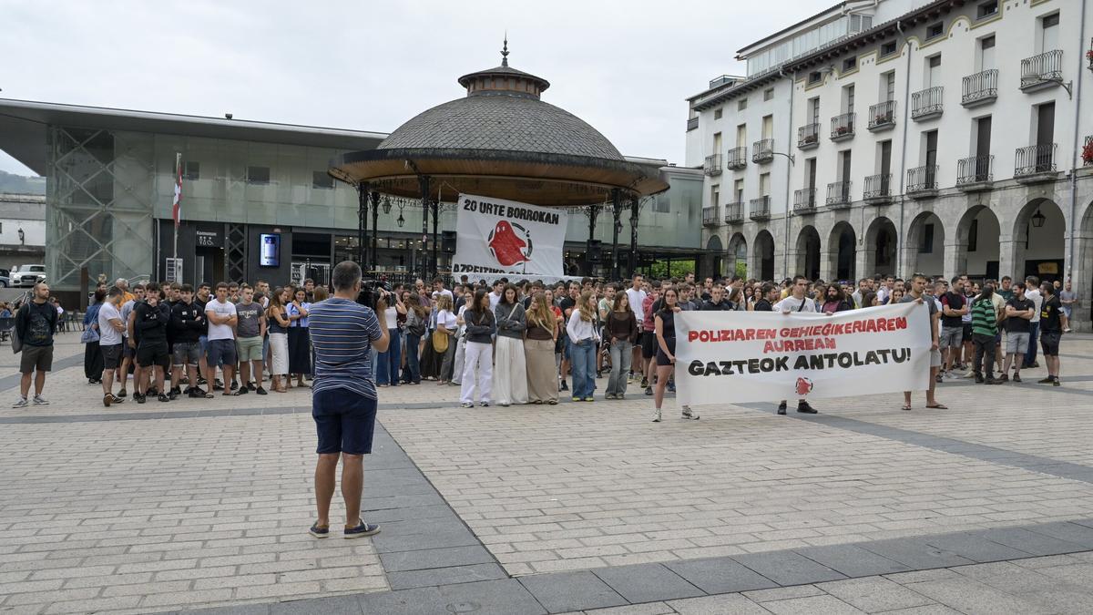 Concentración en repulsa a los disturbios ocurridos en Azpeitia en julio.