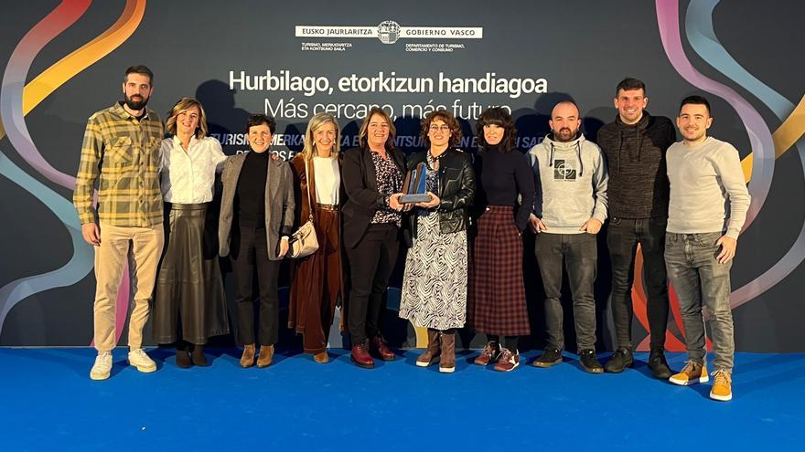 La asociación de comerciantes Bertan de Azpeitia recibe el premio del Gobierno Vasco a la dinamización comercial