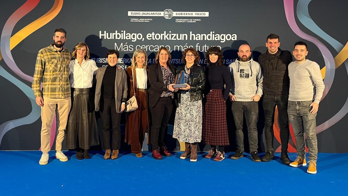 Representantes de Bertan y el Ayuntamiento de Azpeitia, con el premio otorgado por el Gobierno Vasco.