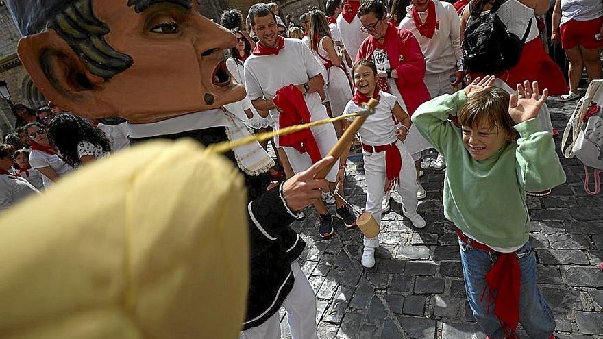 Uno de los cabezudos arremete contra un niño.