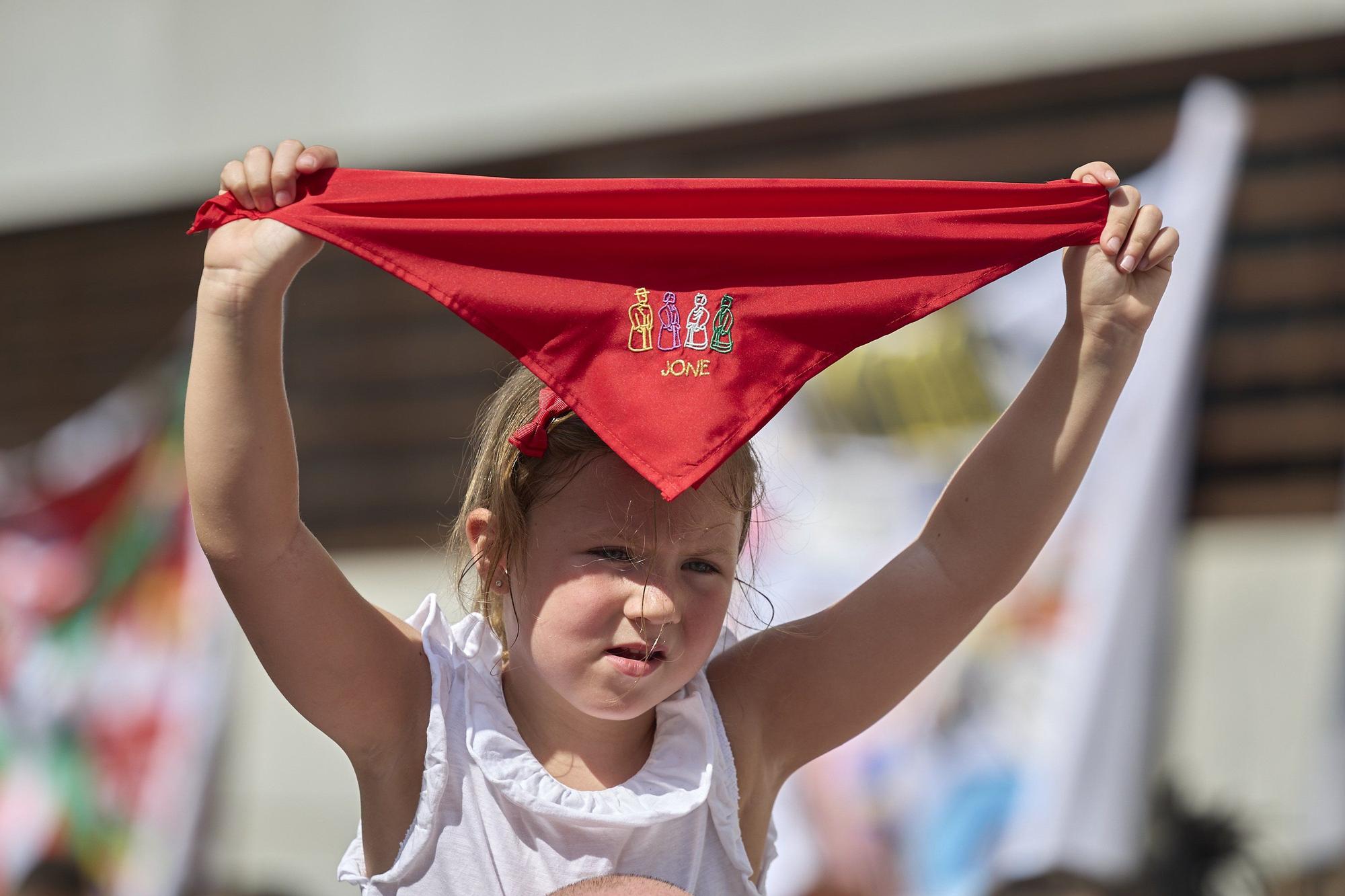 Fotos del chupinazo de fiestas de Aoiz 2025