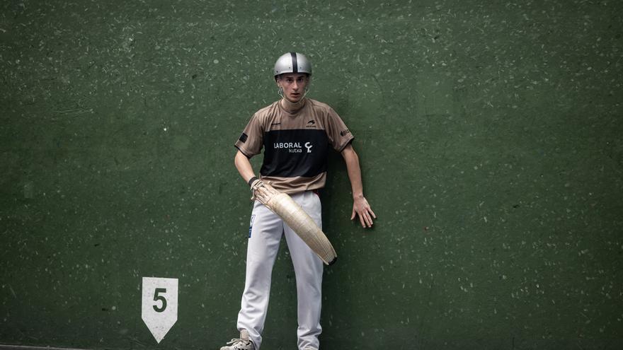 Eñaut Astelarra debuta como profesional en el Bilbao Iron Cup de cesta punta