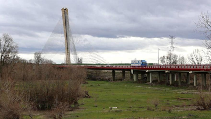 Vista del puente de Sancho el Mayor, por el que pasa la autopista AP - 15 a la altura de Castejón.