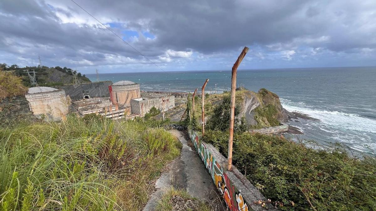 Uno de los tramos del sendero que llega hasta el dique de la central de Lemoiz.