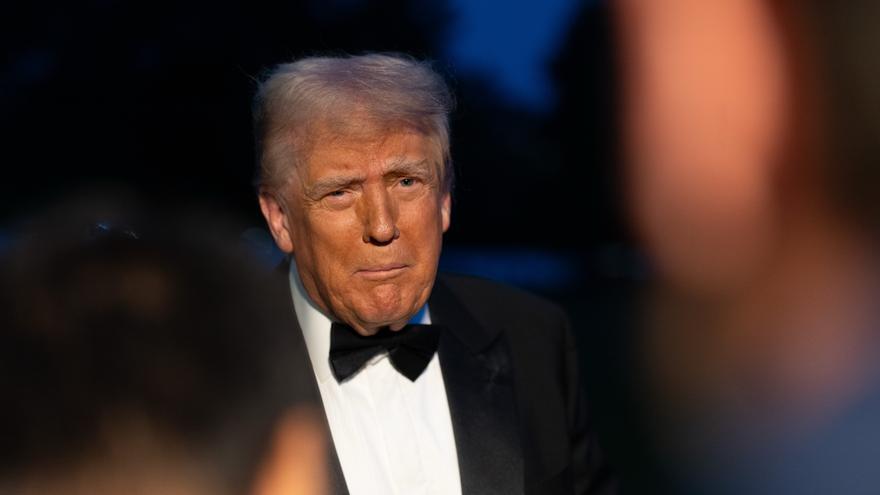 Trump amenaza con denunciar al "tonto y patético" presentador de los Grammy por relacionarlo con la isla de Epstein