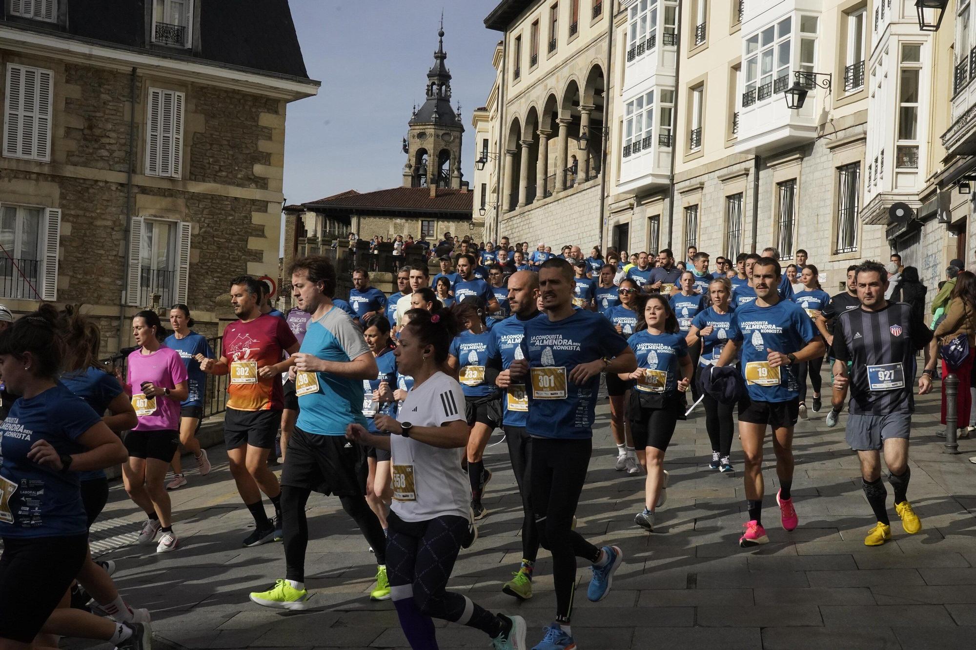 En imágenes: Miles de personas conquistan la Almendra de Gasteiz