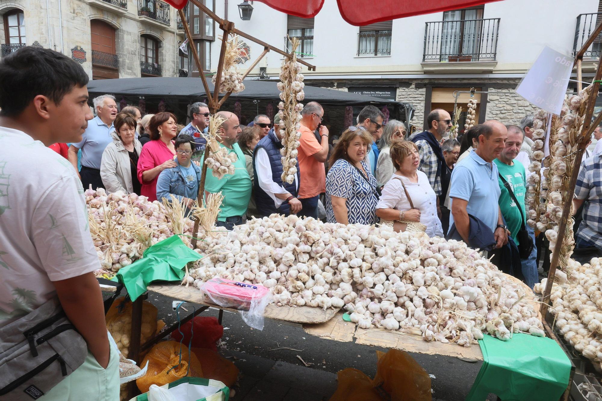 En imágenes: La feria de ajos atrae a los vitorianos un año más