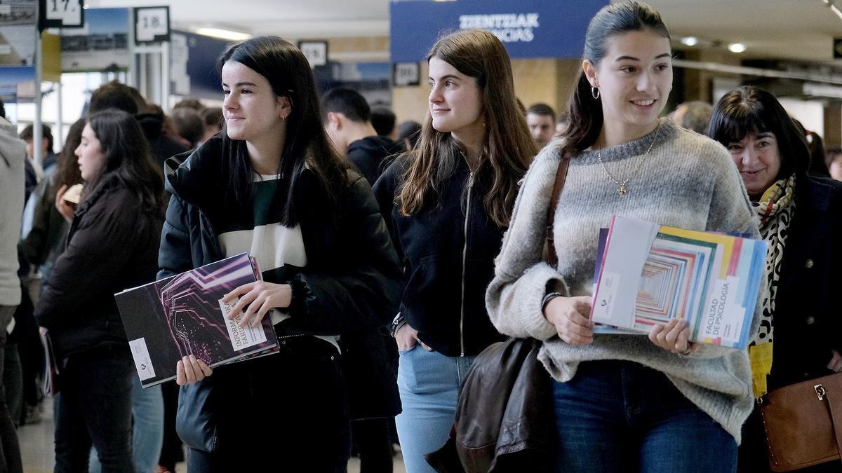 Estudiantes en la Feria Universitaria de la Universidad del País Vasco