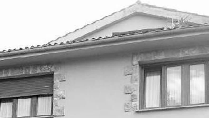 La casa de Daniel en Asturias, con el cartel de venta.