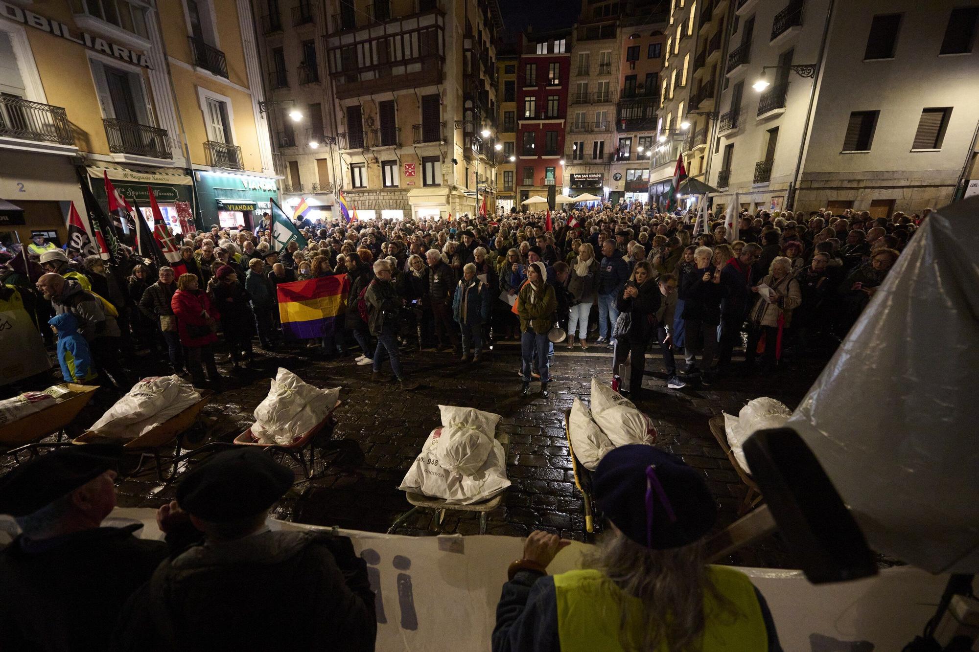 Manifestación de las asociaciones memorialistas para pedir el derribo del Monumento