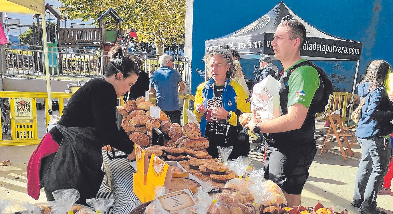Aritz Santisteban y su madre, Nagore Eletxigerra, reponiendo fuerzas con Horno de leña Saratxaga.