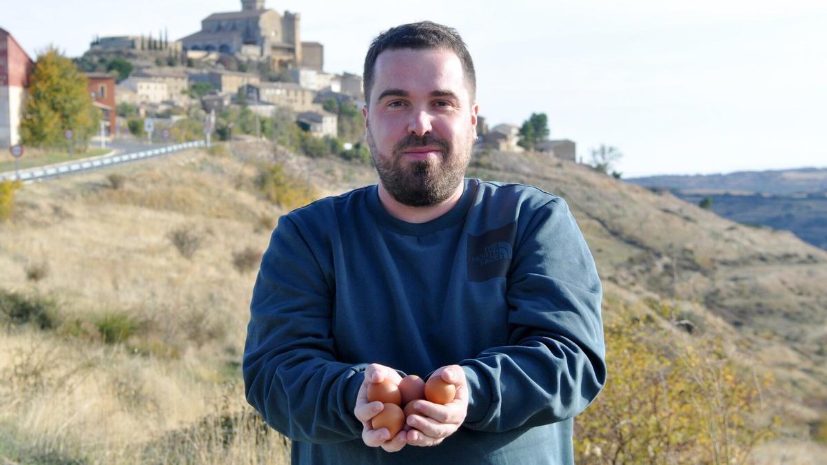 Hodei Unzue Valencia, avicultor de Ujue con su empresa Lacubegi.