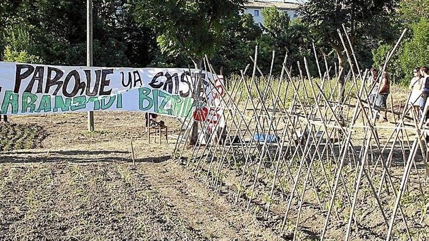Una pancarta reivindica que &quot;el parque de Arantzadi ya existe&quot;, ayer por la tarde.