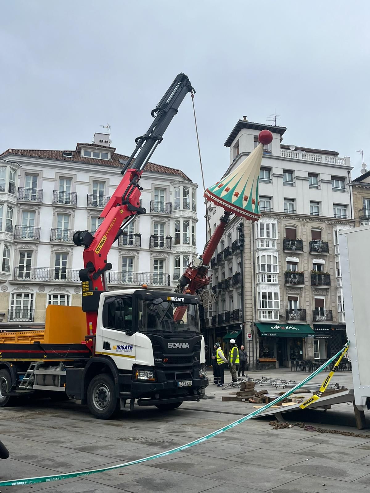 En imágenes: Instalación del carrusel navideño en la Virgen Blanca