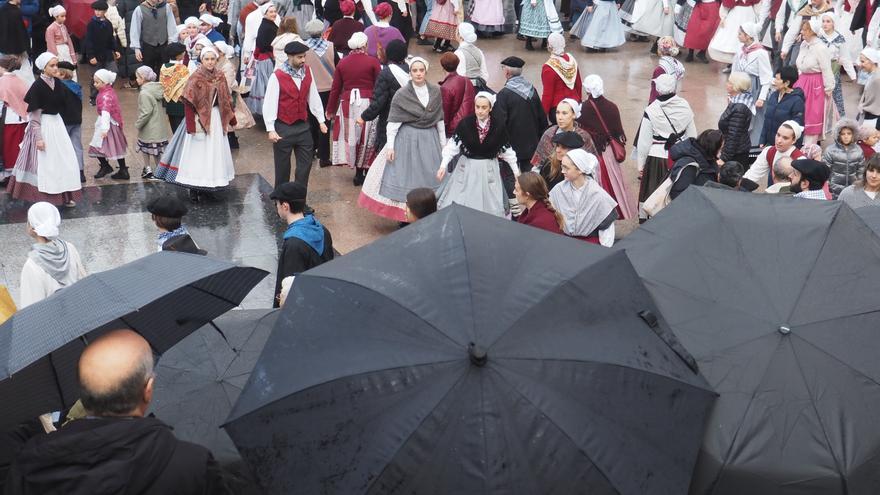 La lluvia no quiso perderse la feria de San Andrés de Eibar