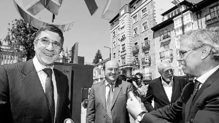 El lehendakari Patxi López con el dirigente vizcaino del Partido Nacionalista Vasco Andoni Ortuzar, Nestor Basterretxea y José María González Zorrila.