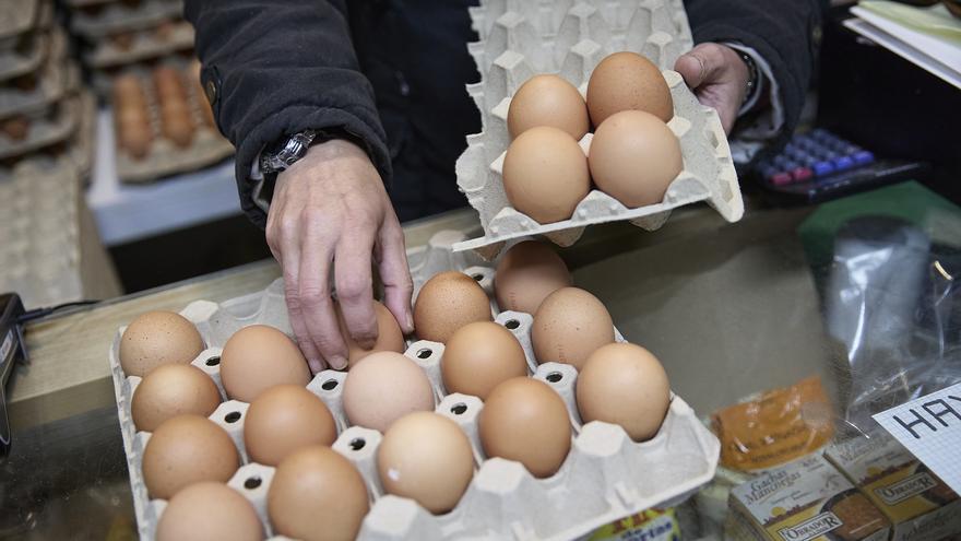 Los huevos lideran las subidas de la cesta de la compra con un encarecimiento del 13,7%