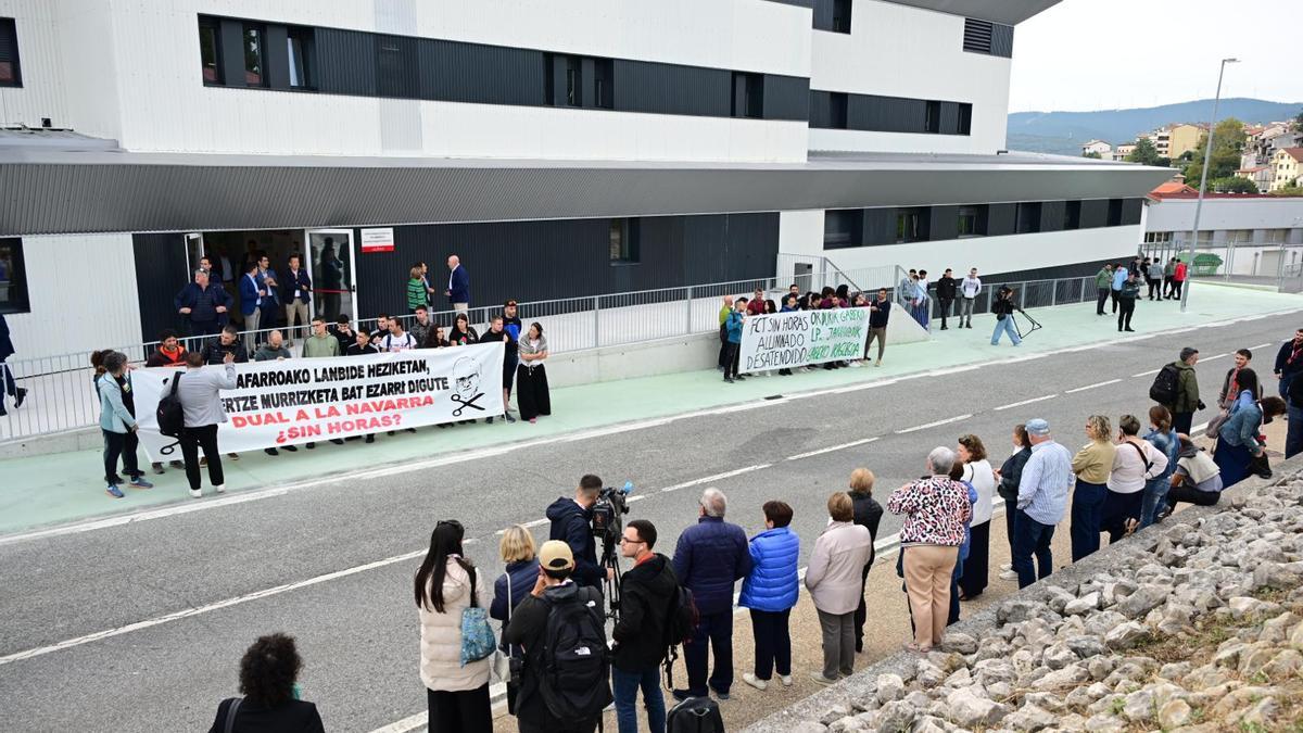 Protesta del profesorado de FP en Lumbier una hora antes de la llegada de la reina.
