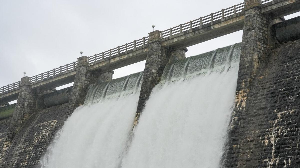 Presa desembalsando agua