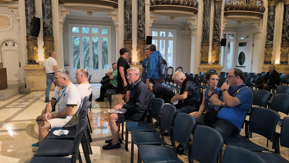 Delegados de las distintas traineras en el Ayuntamiento de Donostia a la espera del sorteo de calles