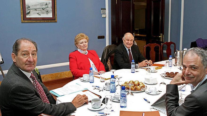 El abogado surafricano Brian Currin (i) junto a Nuala O´Loan, Raymond Kendall y Pierre Hazan, (i a d) durante la primera reunión en Bilbao del &quot;Grupo Internacional de Contacto (GIC)&quot; propuesto por él.