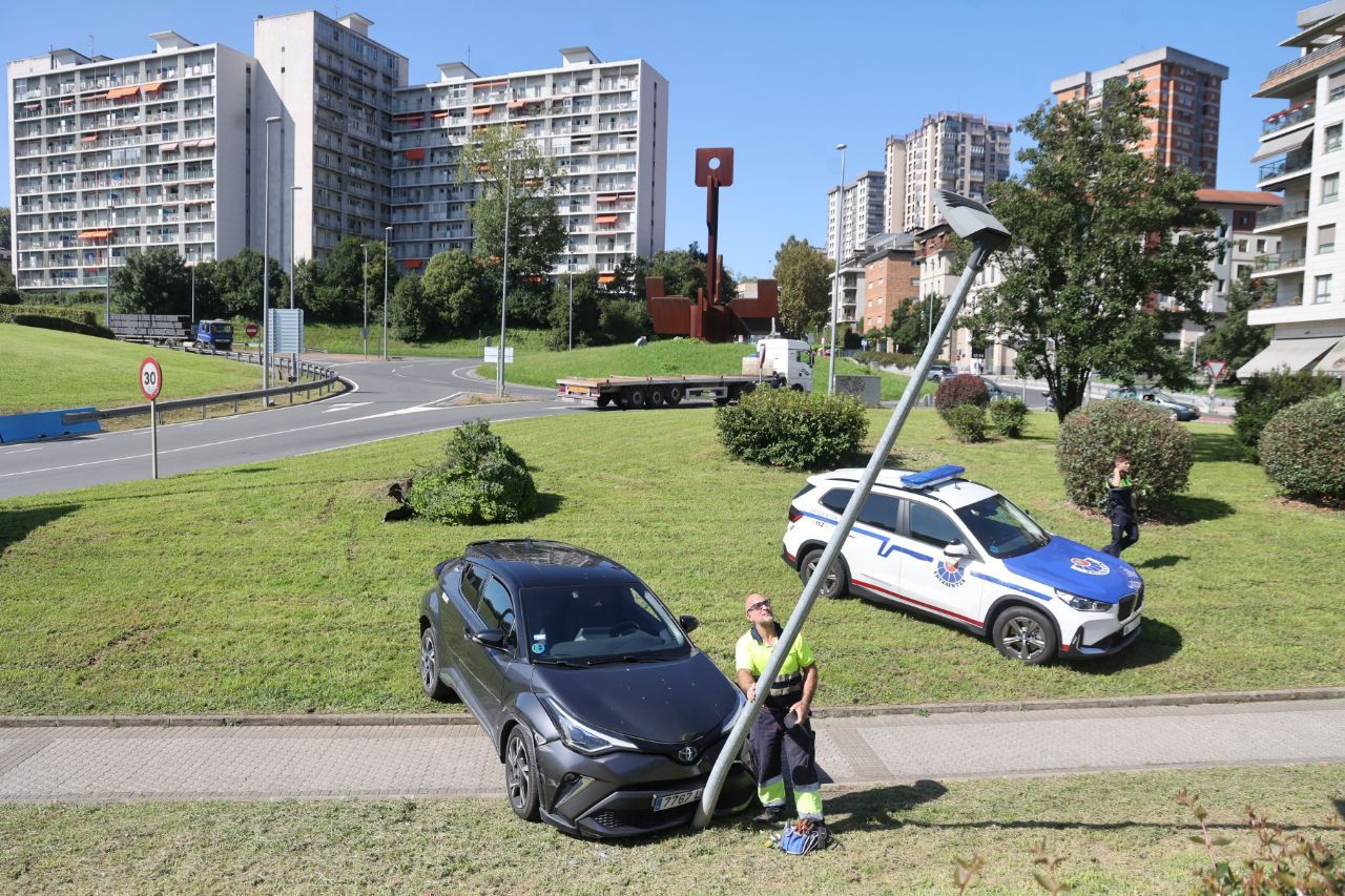 Un coche pierde el control y acaba chocando contra una farola entre Donostia y Pasaia