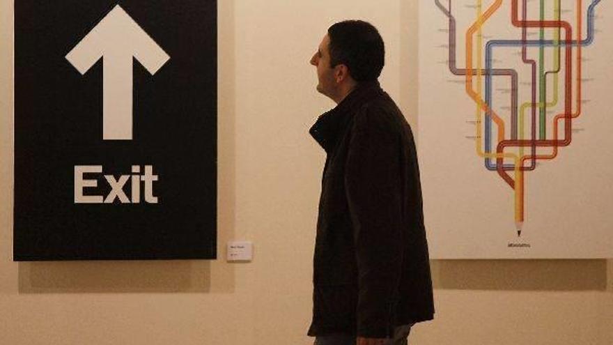 Dos carteles con guiños al influyente trabajo que Massimo Vignelli realizó para el metro de Nueva York.
