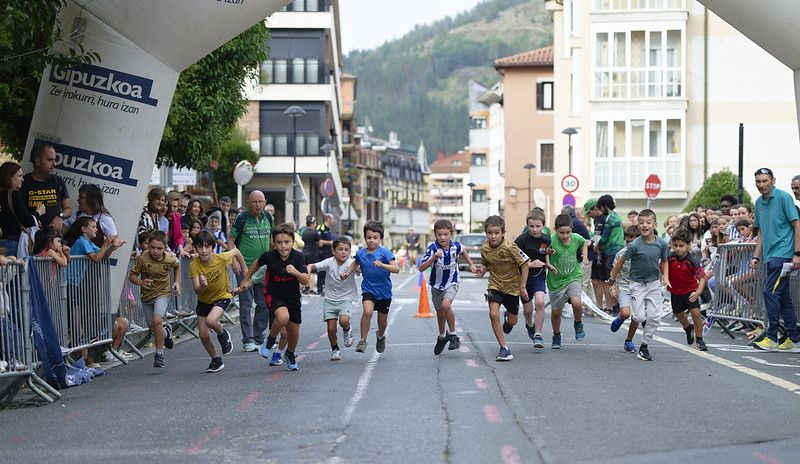 Castellers, gigantes y carrera popular en las Agorreko Santikutzak de Legazpi