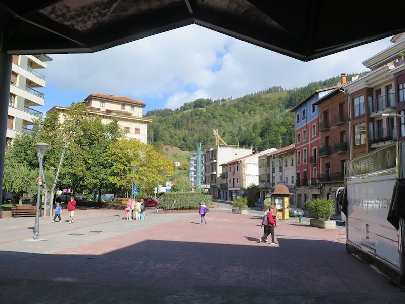 La plaza conjunta Areizaga-Kalebarren, construida sobre el río.